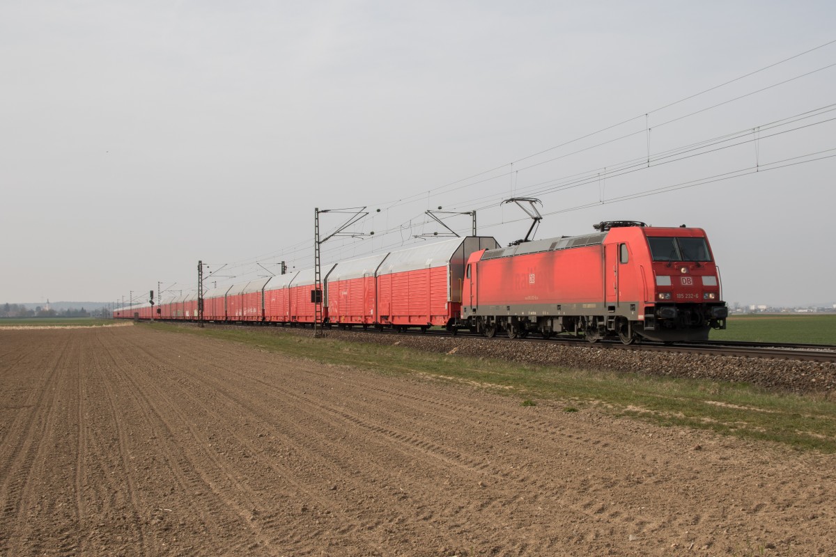 185 232-6 ist am 9. April 2015 mit einem Autozug bei Mintraching unterwegs.