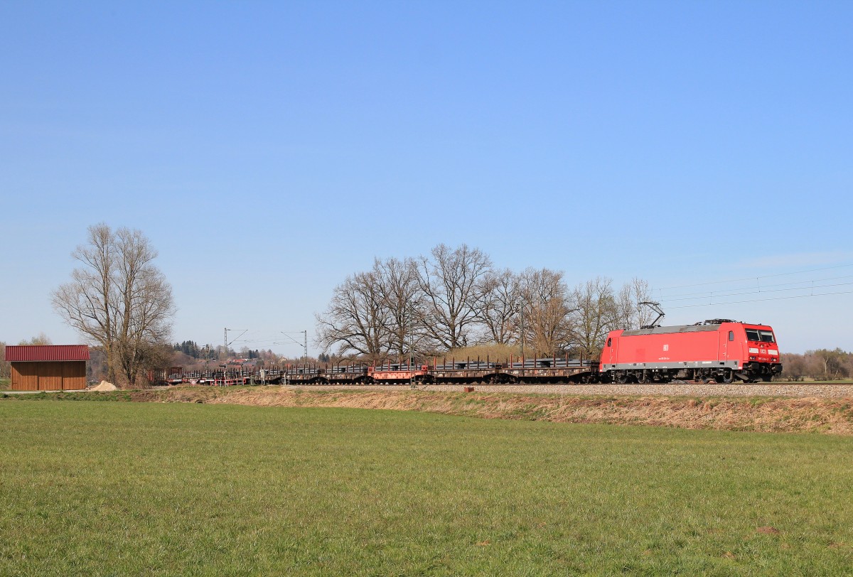 185 234-2 mit einem Stahlzug in Richtung Freilassing fahrend. Aufgenommen am 30. März 2014 bei Weisham.