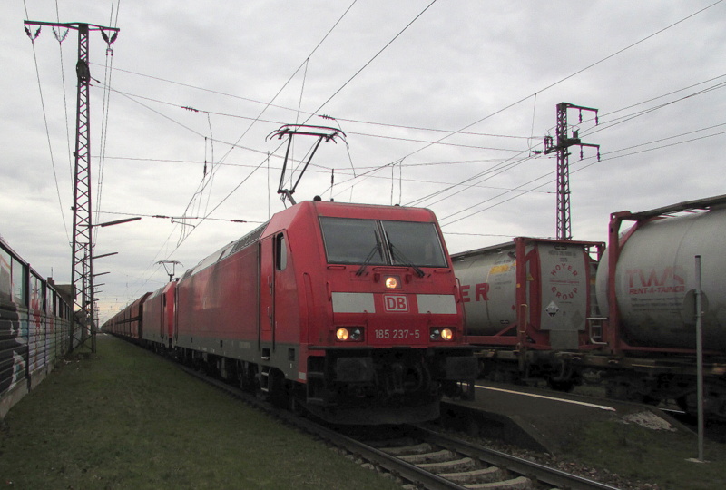 185 237-5 bei der Durchfahrt in Weiterstadt am 01.März.2014