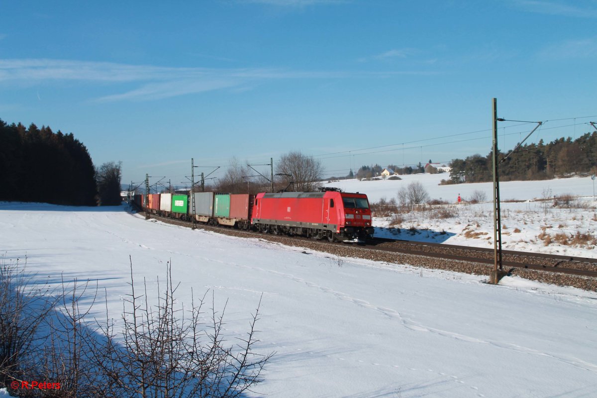 185 237-5 zieht einen Containerzug nach Regensburg bei Sinsgrün. 19.01.17