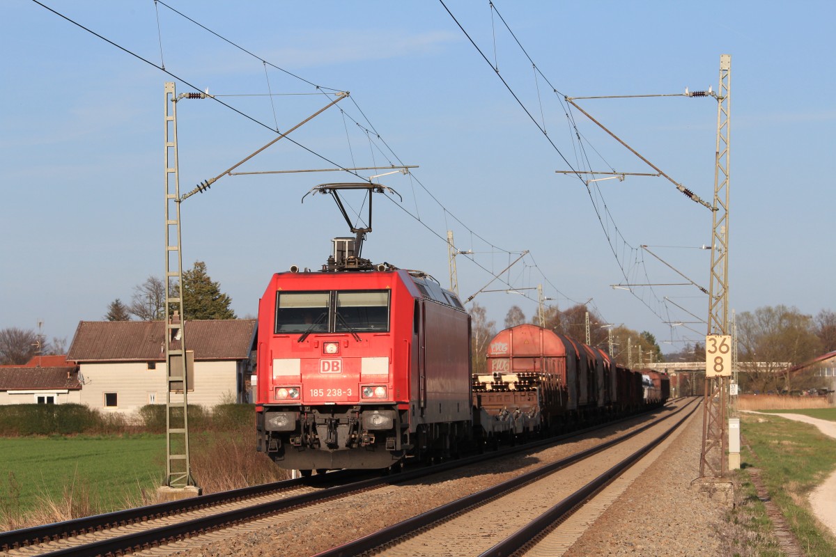 185 238-3 mit einem gemischten Gterzug aus Salzburg kommend, am 30. Mrz 2014 bei bersee.