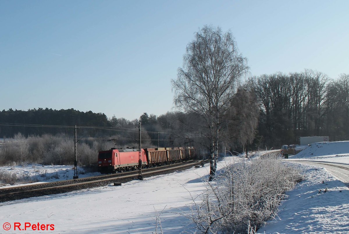 185 241-7 zieht einen Containerzug der ungewohnterweise aus EAS Wagen besteht beladen mit Container bei Sinsgrün.19.01.17