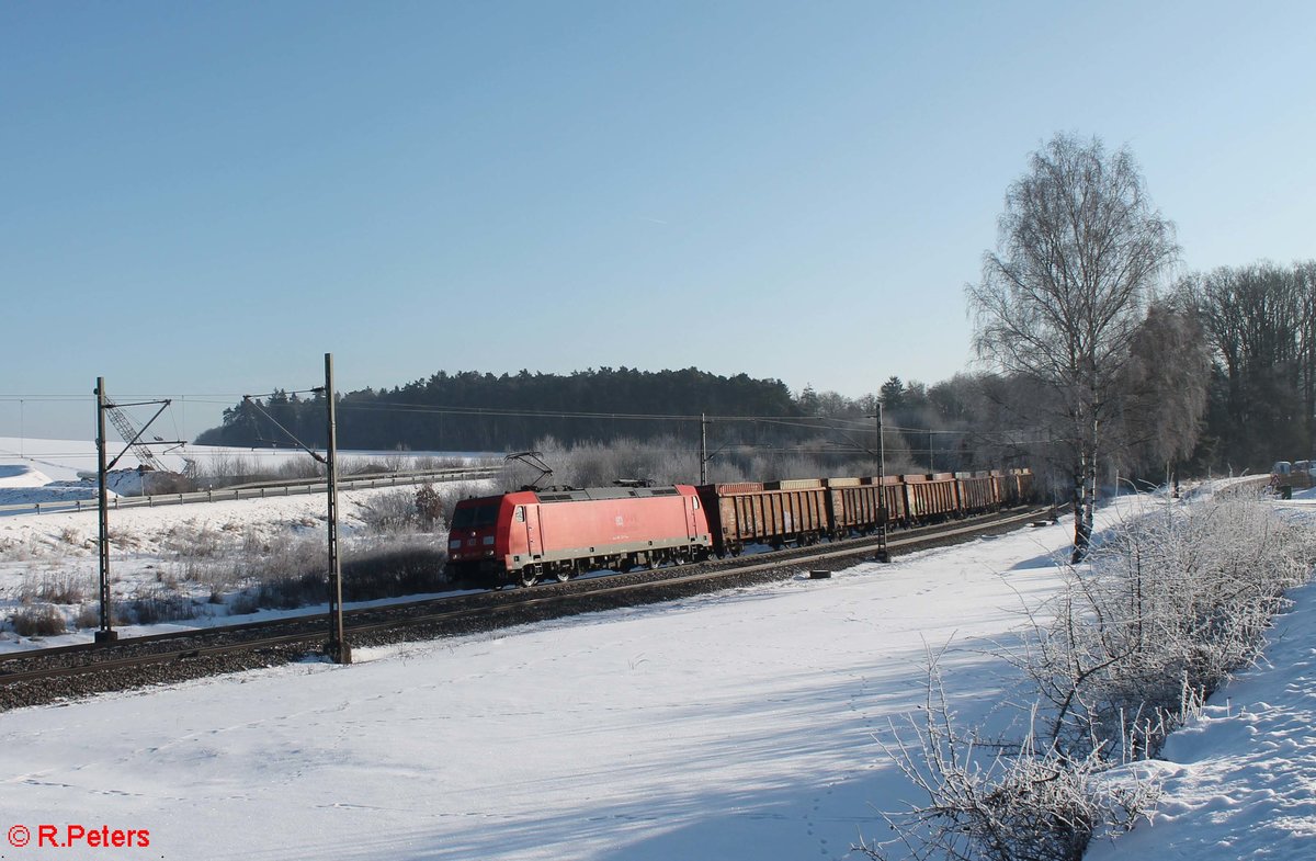 185 241-7 zieht einen Containerzug der ungewohnterweise aus EAS Wagen besteht beladen mit Container bei Sinsgrün.19.01.17