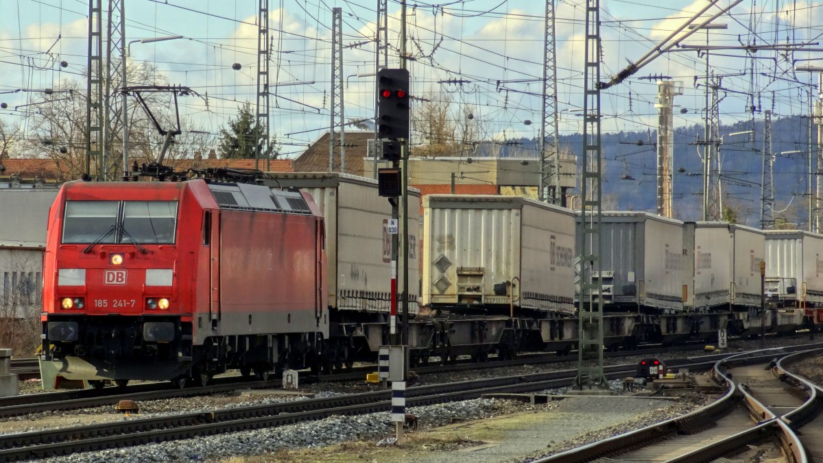 185-241 rollt mit ihrem Güterzug durch Bamberg.
Aufgenommen im Februar 2014.