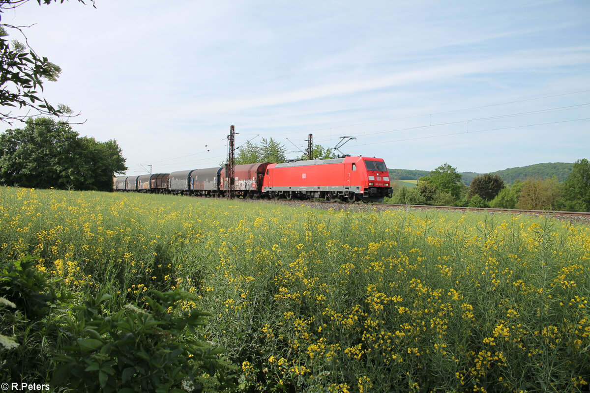 185 242-5 zieht mit einem gemischten Güterzug bei Himmelstadt gen Norden. 11.05.24