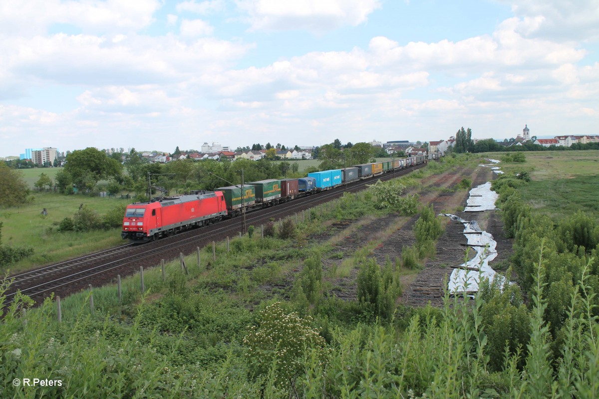 185 255-7 verlässt Groß-Gerau mit einem SAE-Wechselpritschenzug. 20.05.15