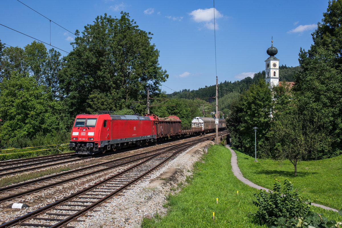 185 266-4 mit einem gemischten Gterzug am 23. August 2017 bei Wernstein.