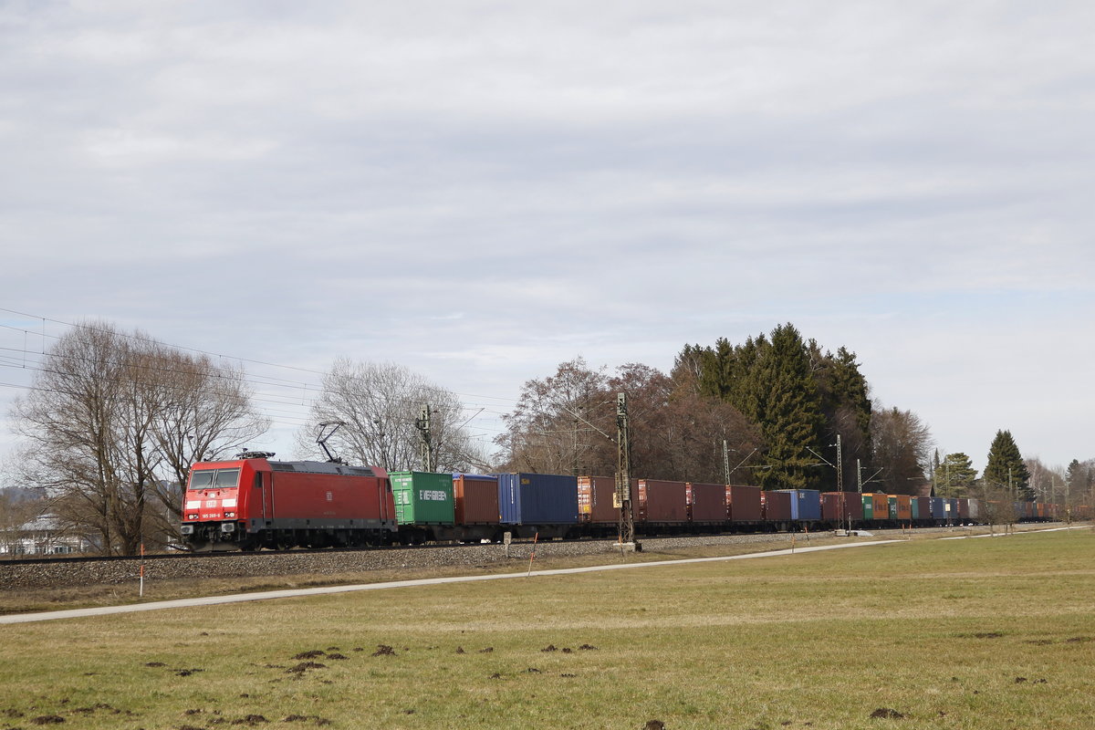 185 269-8 war mit einem Containerzug am 27. Februar 2017 kurz nach Prien am Chiemsee in Richtung Salzburg unterwegs.