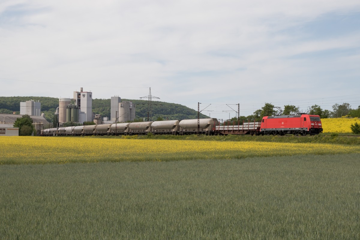 185 270-6 am 14. Mai 2015 vor der Kulisse des Betonwerkes von Karlstadt am Main.