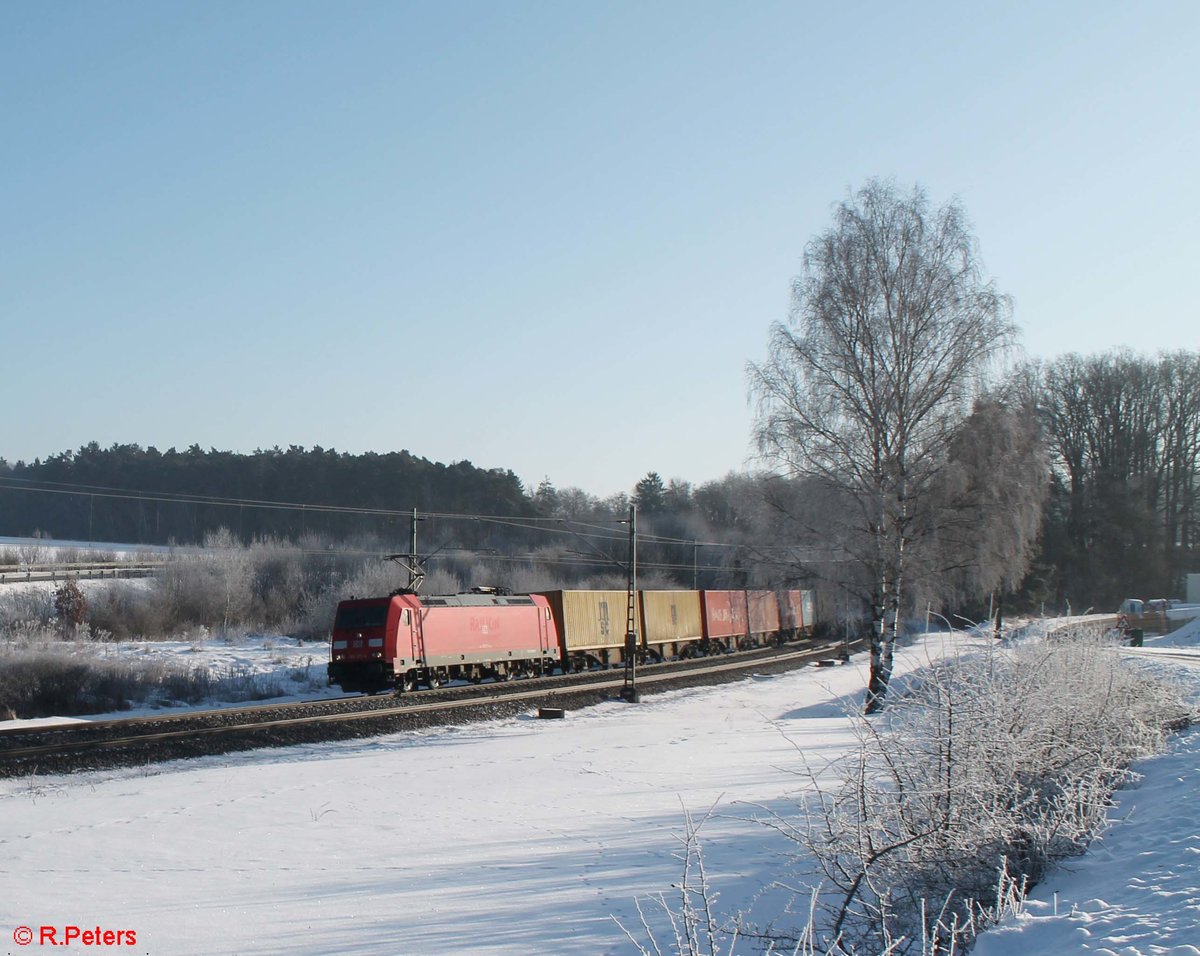 185 271-4 zieht einen Containerzug aus Regensburg bei Sinsgrün. 19.01.17