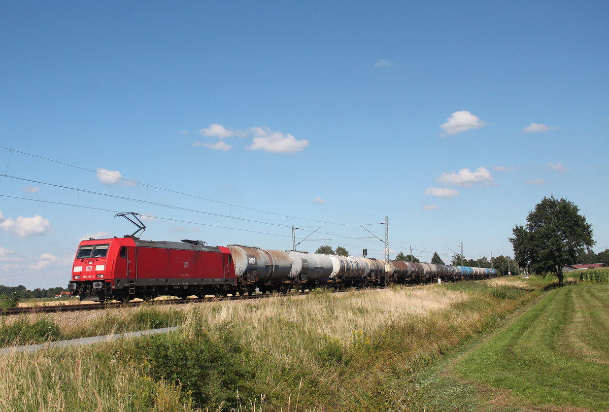 185 272-2 mit einem Kesselwagenzug aus Salzburg kommend am 7. August 2016 bei bersee am Chiemsee.