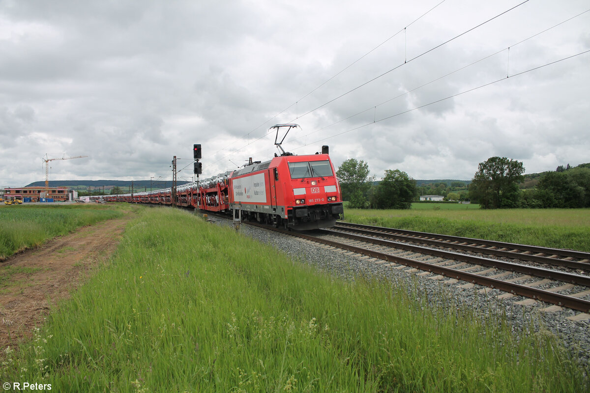 185 273-0  Impulsgeber  zieht ein Autotransportzug Jeep bei Retzbach-Zellingen gen Norden. 18.05.24