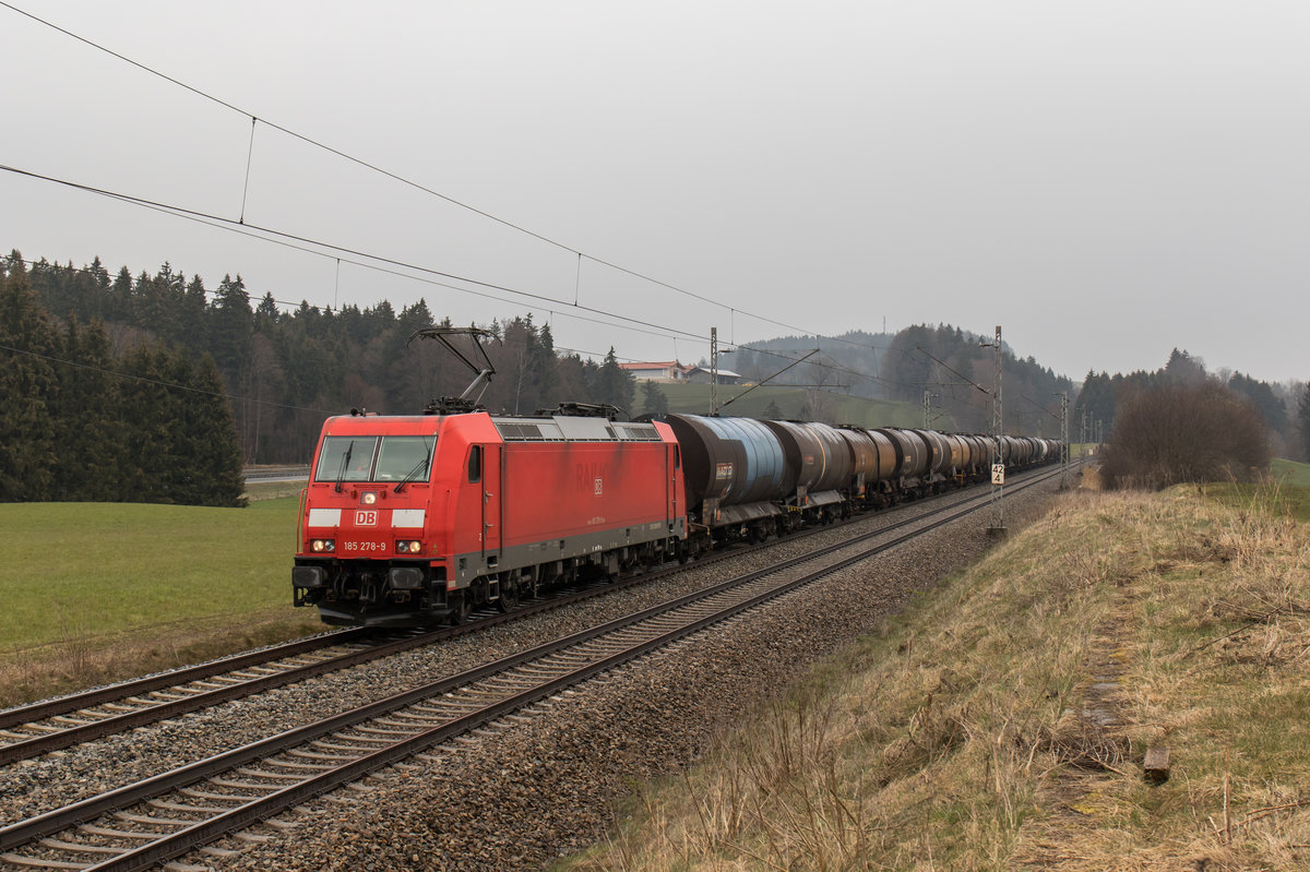 185 278-9 mit einem Kesselwagenzug aus Freilassing kommend am 25. Mrz 2016 bei Htt.