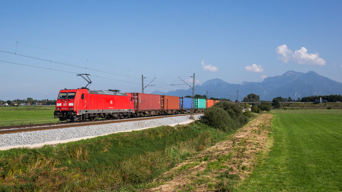 185 281-3 mit einem Containerzug aus Salzburg kommend am 29. August 2017 bei Bernau am Chiemsee.