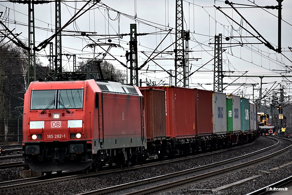 185 282-1,mit einen container durch hh-harburg,im hintergrund gleis-arbeiten,05.04.16