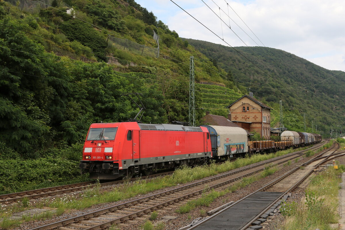185 285 mit einem einem gemischten Gterzug am 22. Juli 2021 bei Kaub am Rhein.