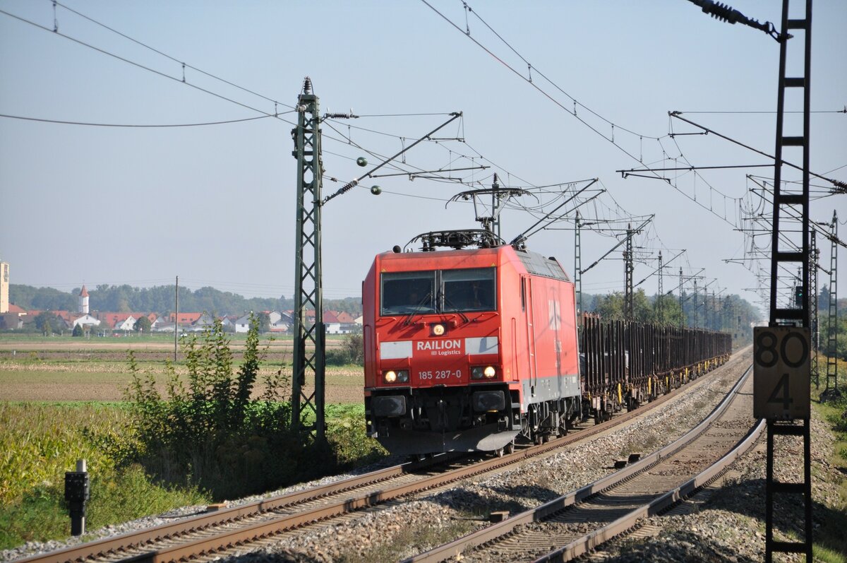 185 287-0 mit Rungenwagen-Ganzzug bei Neu-Ulm Pfuhl am 03.10.2013.