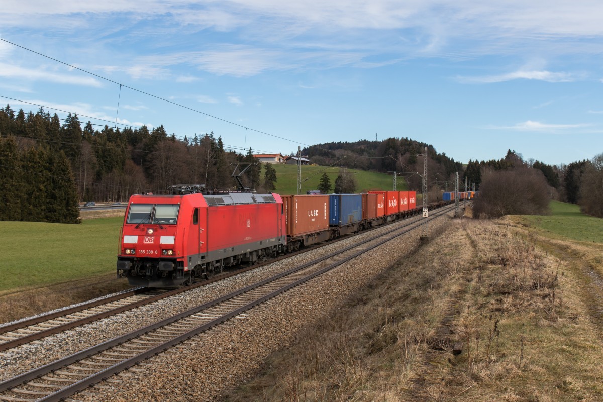 185 288-8 mit einem Containerzug aus Salzburg kommend am 13. Februar 2016 bei Grabensttt.