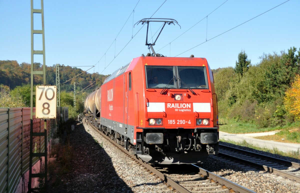 185 290-4 von Railion mit Kesselwagen-Ganzzug in Urspring am 12.1.2010.