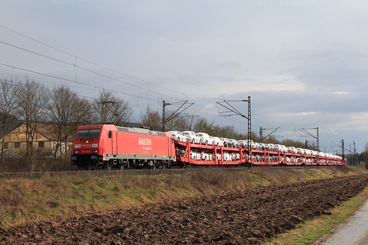 185 293-8 mit einem Autozug am 20. Februar 2014 bei Thngersheim.