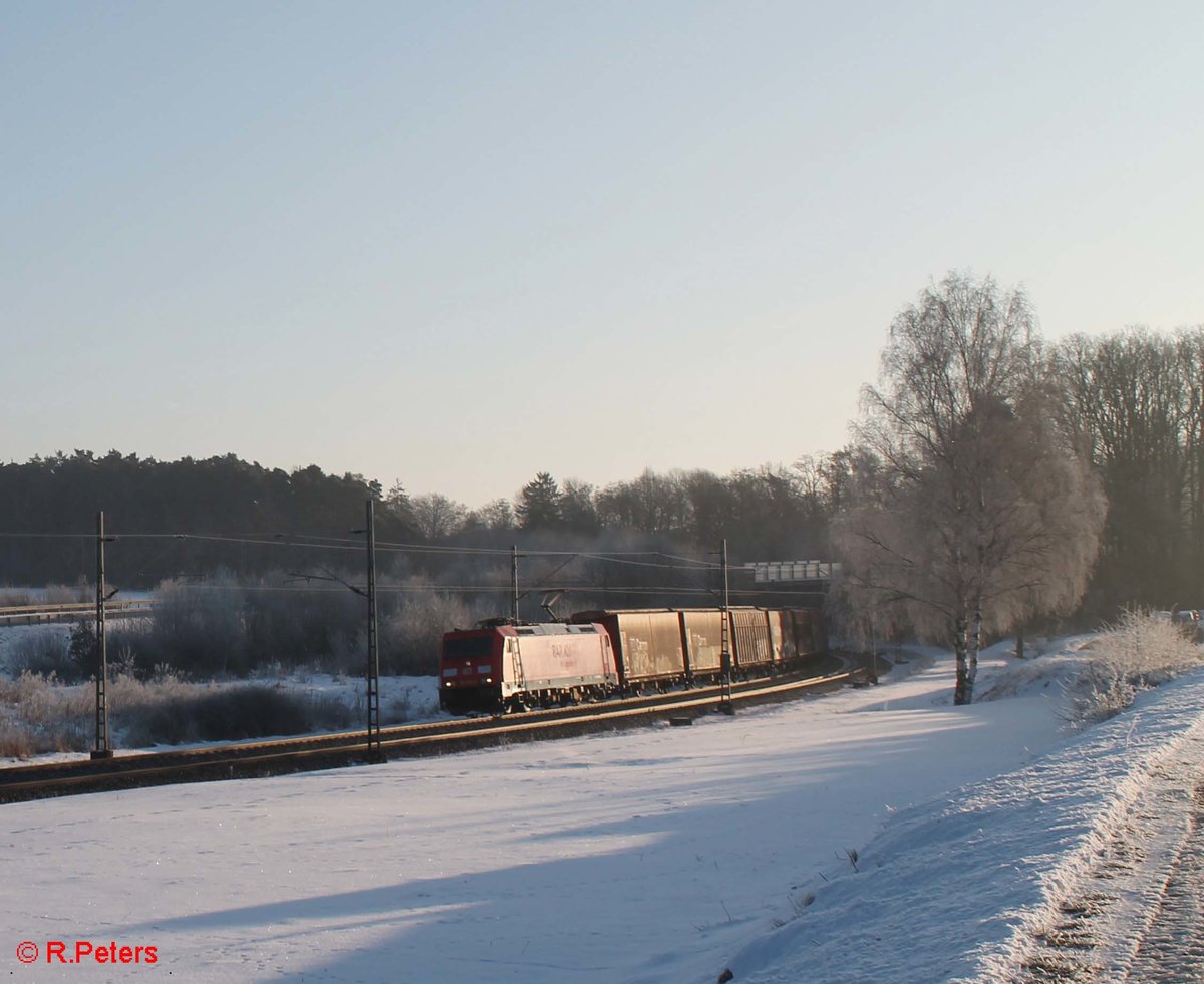 185 293-8 zieht ein gedeckten Gterzug mit Motoren nach Spanien bei Sinsgrn. 19.01.17