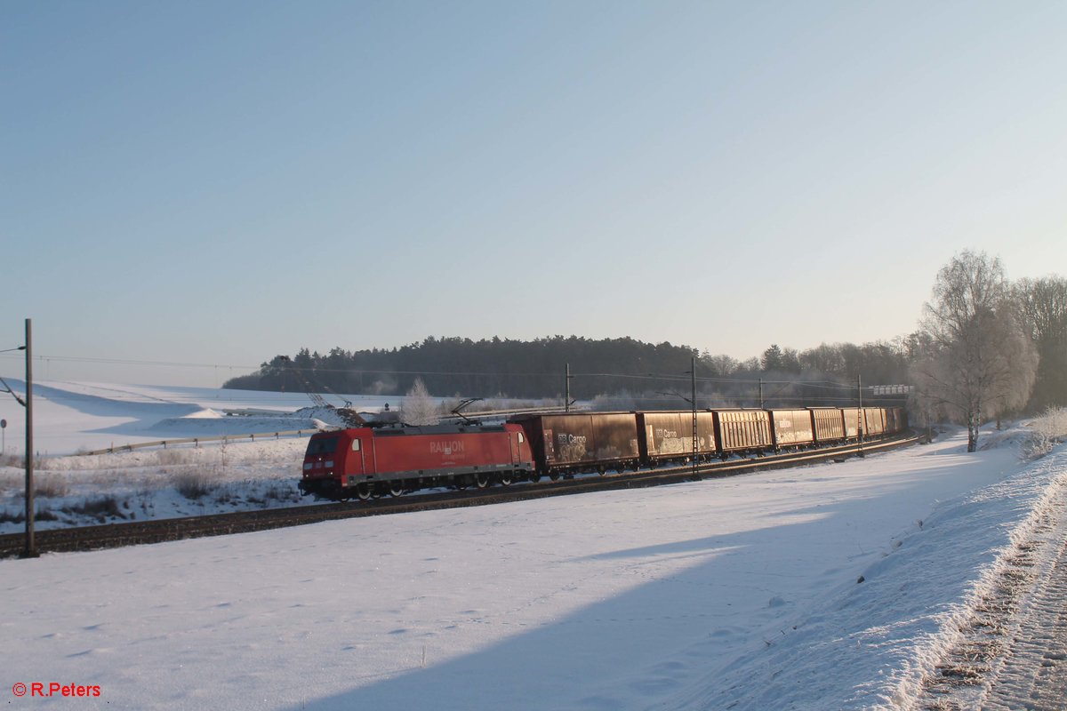 185 293-8 zieht ein gedeckten Gterzug mit Motoren nach Spanien bei Sinsgrn. 19.01.17