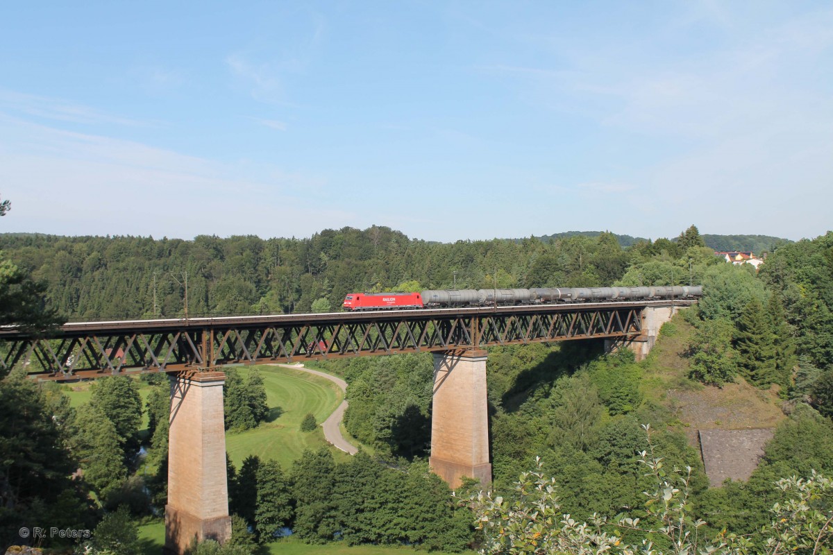 185 301-9 überquert das Viadukt bei Beratzhausen mit einem Kesselzug in Richtung Regensburg. 23.07.14