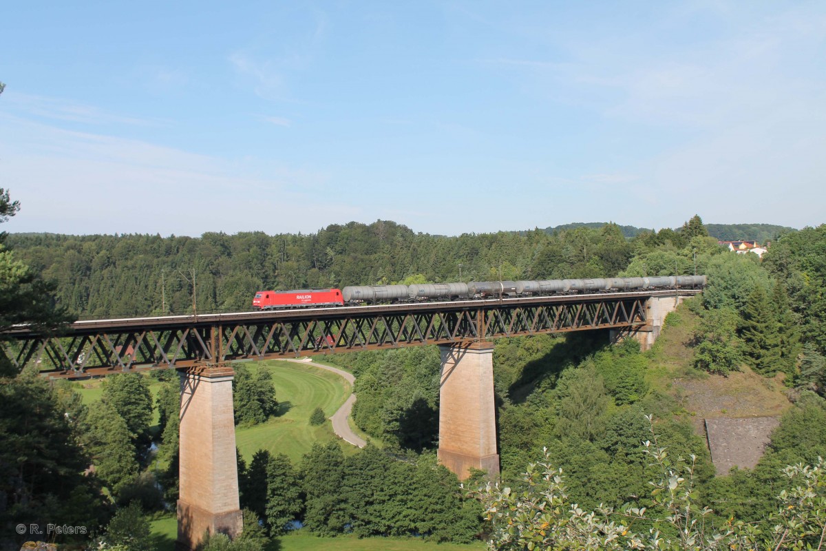 185 301-9 überquert das Viadukt bei Beratzhausen mit einem Kesselzug in Richtung Regensburg. 23.07.14