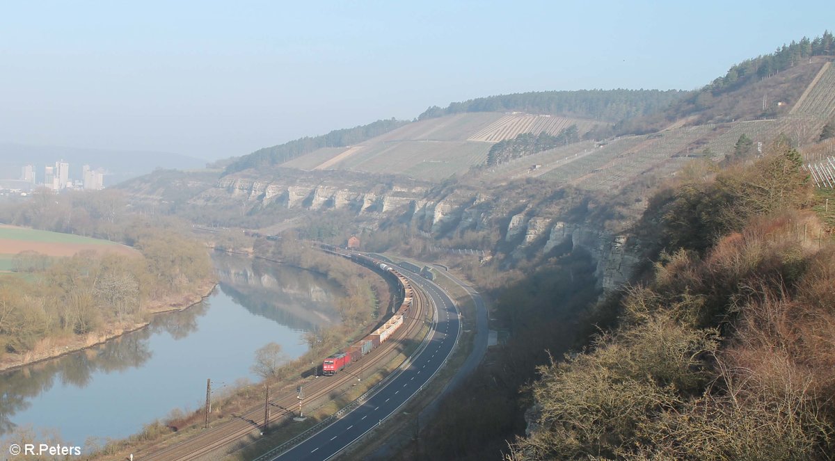 185 302-7 zieht einen gemischten Güterzug Richtung Passau zwischen Karlstadt und Himmelstadt durchs Maintal. 16.03.17