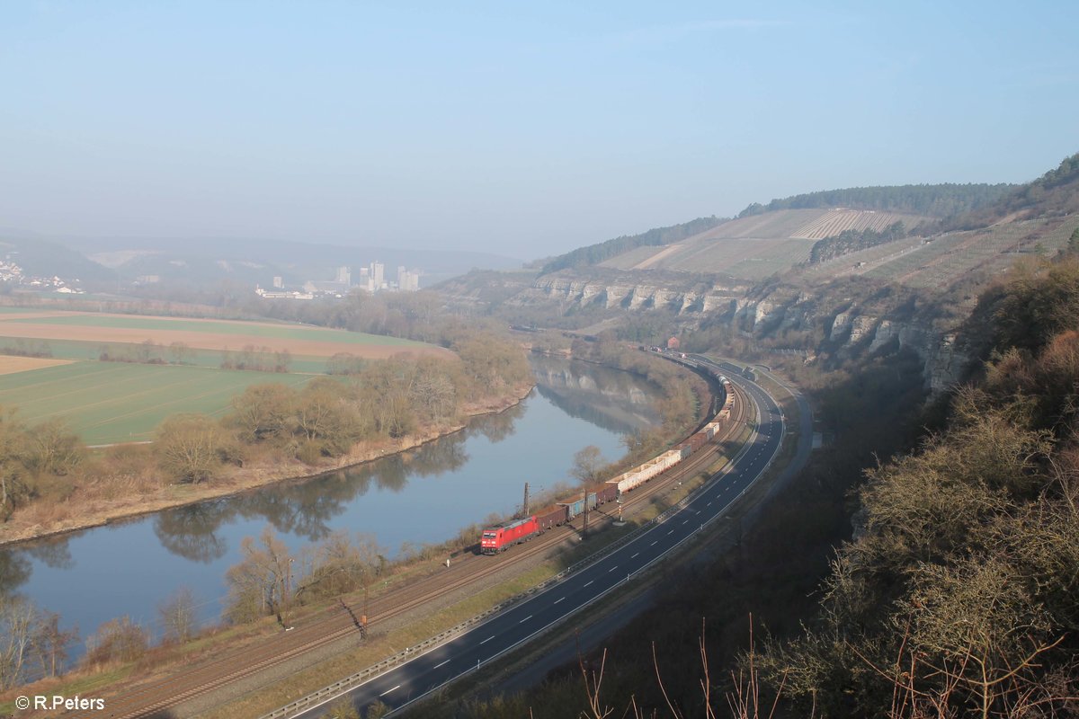 185 302-7 zieht einen gemischten Güterzug Richtung Passau zwischen Karlstadt und Himmelstadt durchs Maintal. 16.03.17