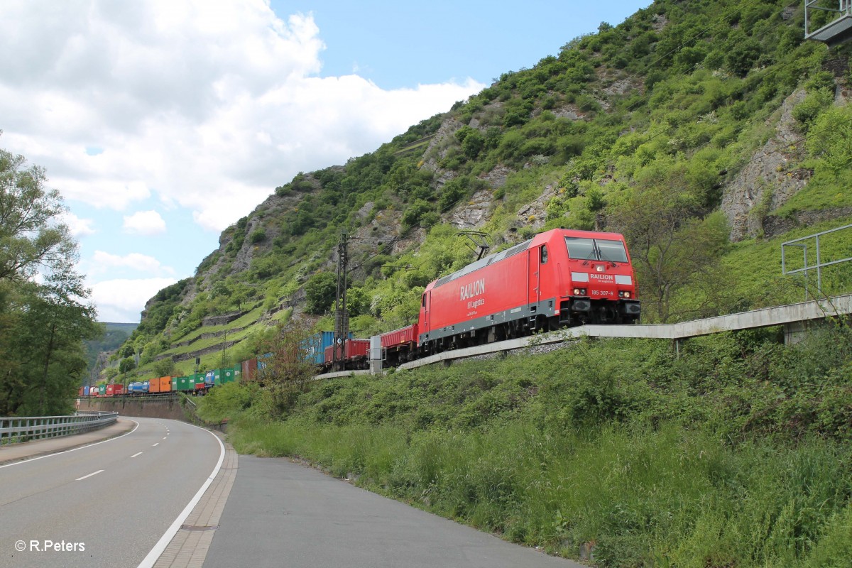 185 307-6 mit einem Containerzug kurz vor Wellmich. 07.05.15