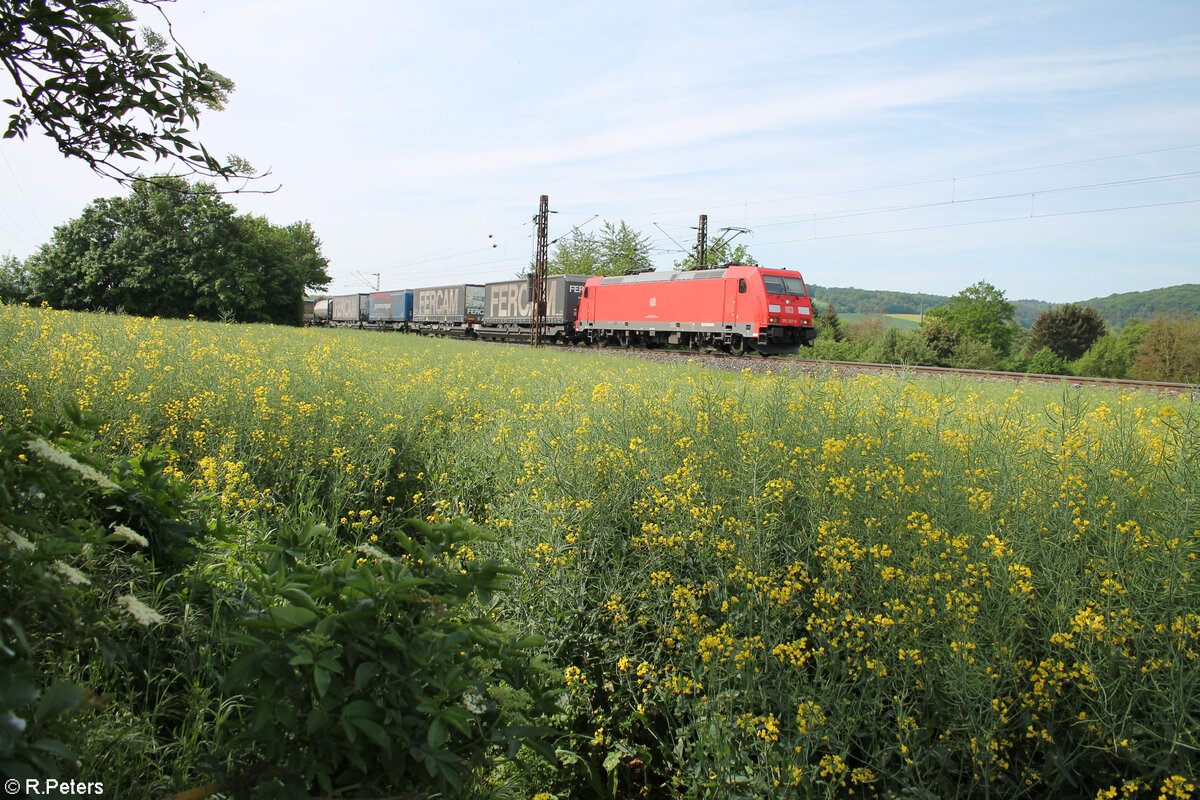 185 307-6 zieht bei Himmelstadt mit einem Wechselpritschenzug gen Norden. 11.05.24