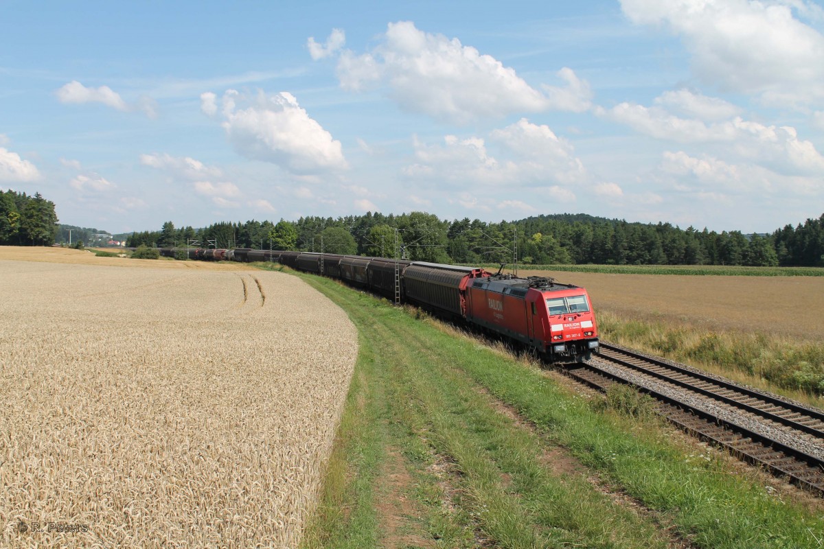 185 307-6 zieht ein gemischten Güterzug bei Dettenhofen. 23.07.14