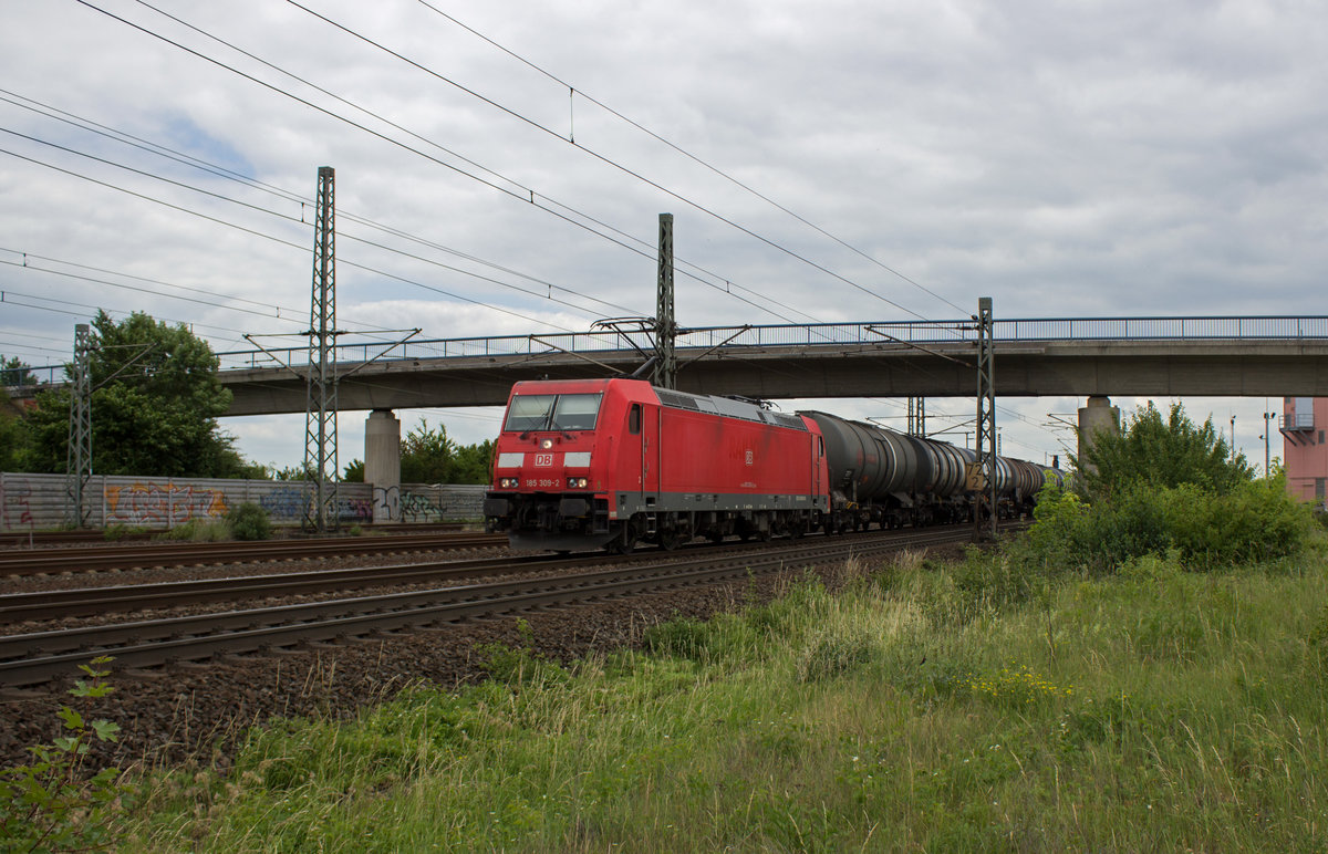 185 309, an der das gelschte Railion-Logo noch gut zu erkennen ist, befrdert am 13.06.17 einen Ganzzug Kesselwagen nordwrts.