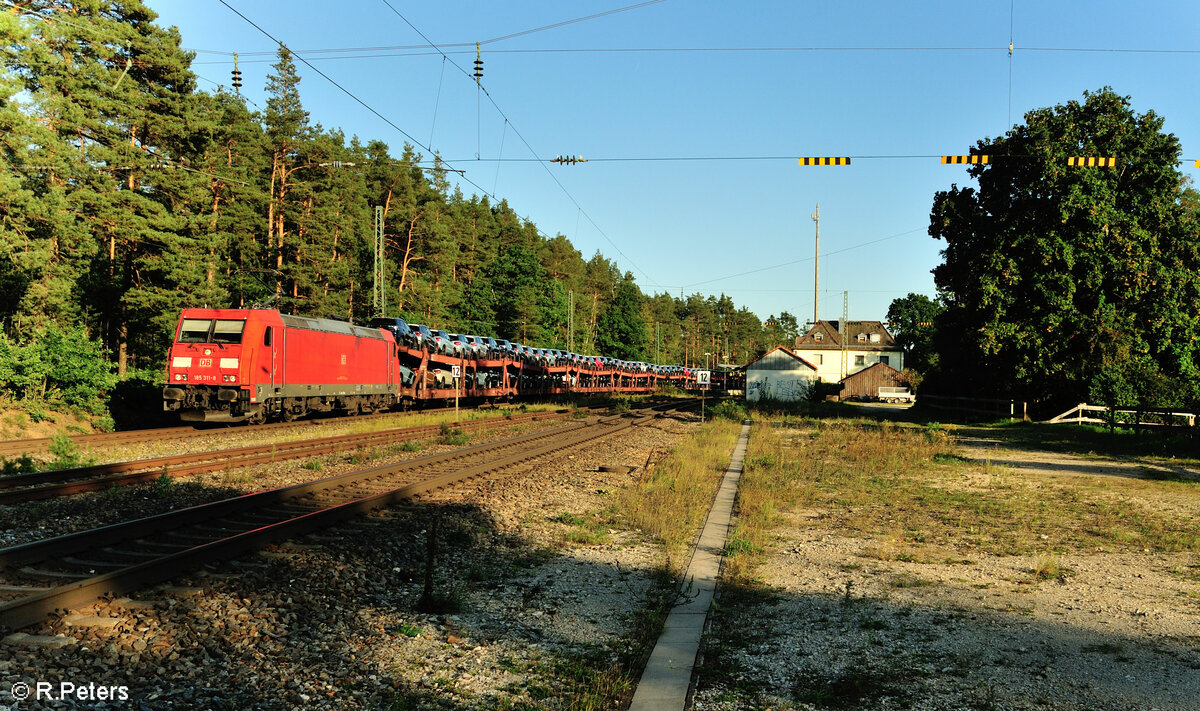 185 311-8 mit einem Autotransportzug in Ochenbruck. 15.09.23