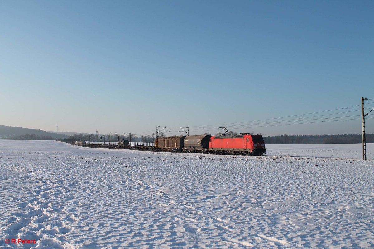 185 313-4 zieht bei Seubersdorf ein gemischten Güterzug in Richtung Regensburg. 21.01.7