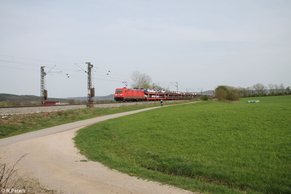 185 314 zieht ein Autotransportzug bei Pölling. 07.04.24