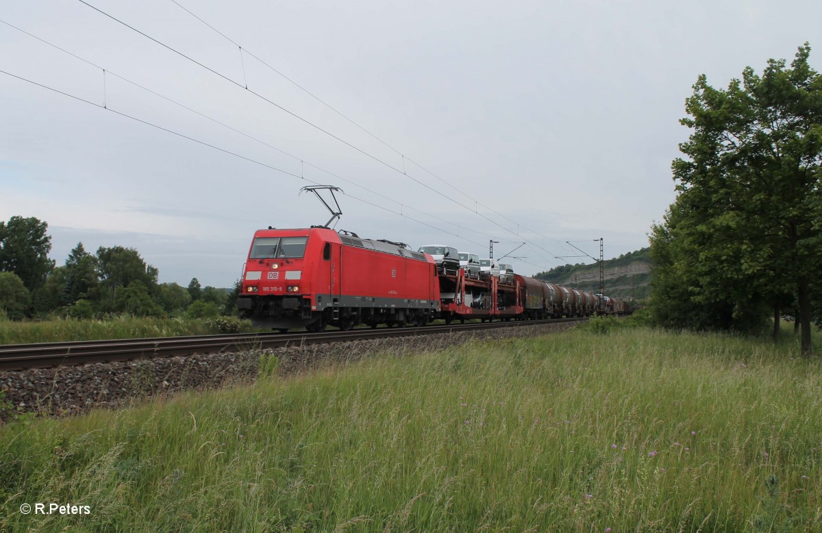 185 315-9 zieht kurz vor Thüngersheim ein gemischten Güterzug. 02.06.15