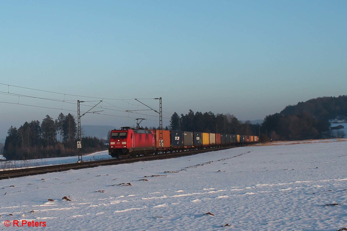 185 318-3 zieht ein Containerzug bei Seubersdorf. 21.01.17