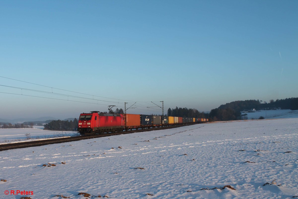 185 318-3 zieht ein Containerzug bei Seubersdorf. 21.01.17