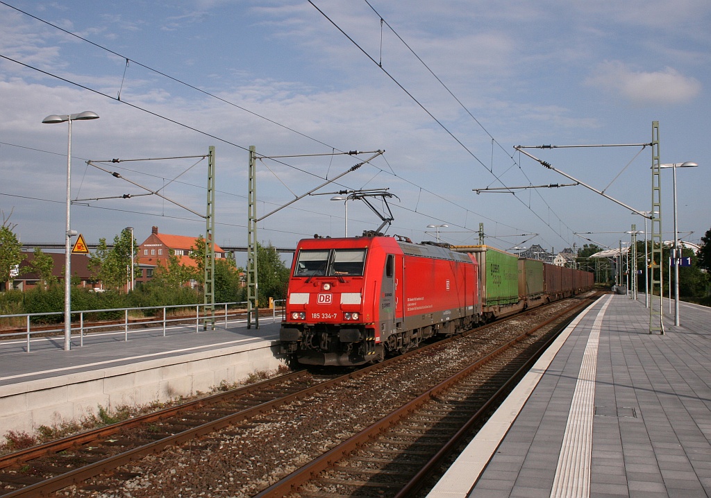 185 334-7 der Railion Scandinavia fährt hier mit dem  Volvo-Zug  durch den Rendsburger Bahnhof. 28.06.2012