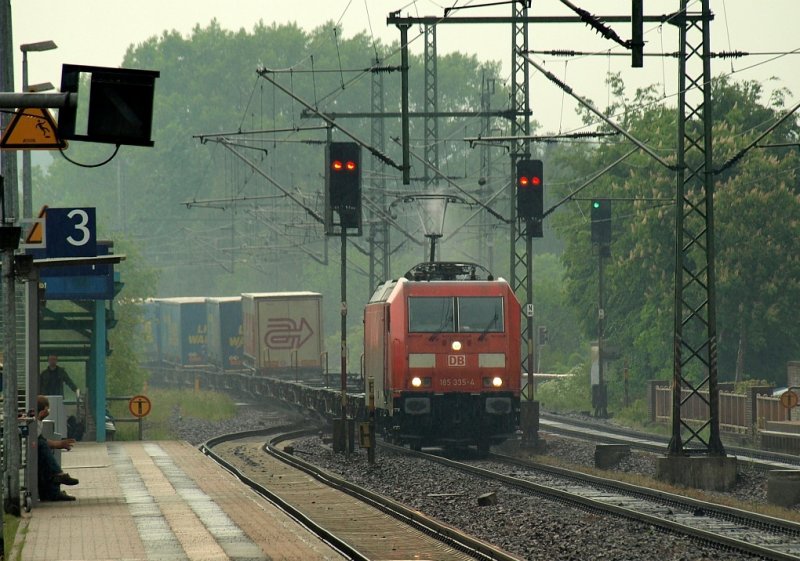 185 335-4 nach einem kurzen Schauer bei der Durchfahrt in Schleswig. 22.05.2011