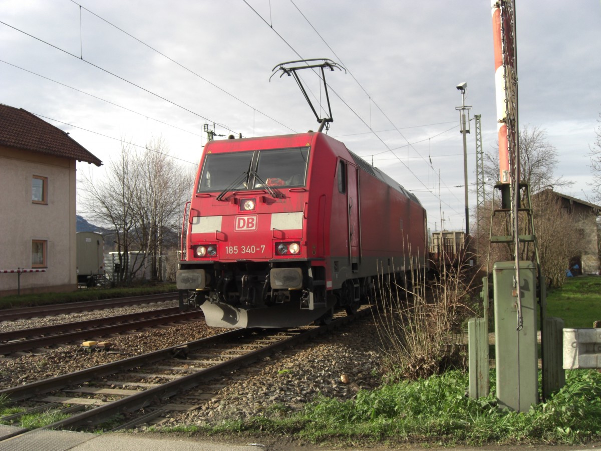 185 340-7 am 6. Dezember 2009 auf dem Ausweichgleis in bersee am Chiemsee.