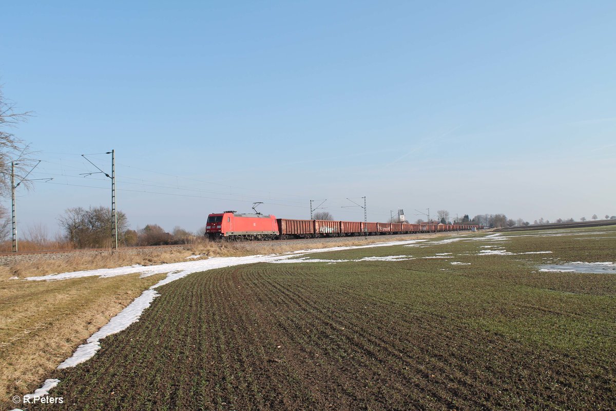 185 340-7 zieht ein offenen Güterzug bei Moosham. 11.02.17