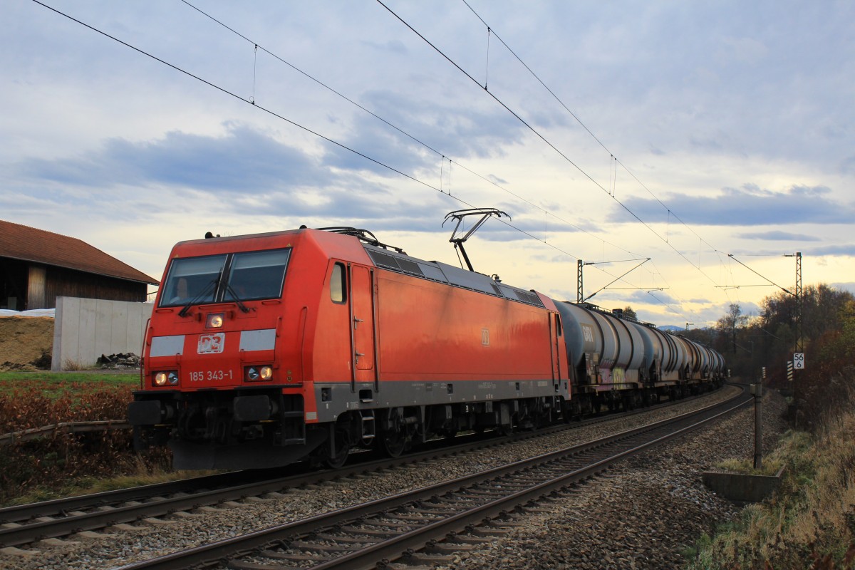 185 343-1 ist am 10. November 2012 bei Vogl mit einem Kesselzug in Richtung Mnchen unterwegs.