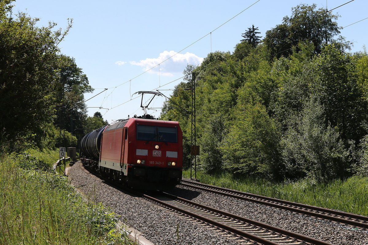 185 343 war am 2. Juni 2020 bei Grabensttt nach Freilassing unterwegs.