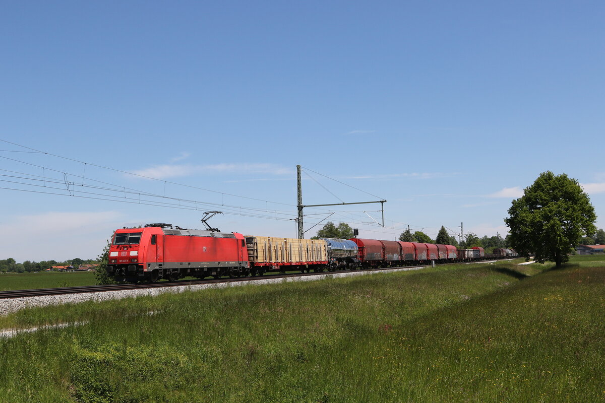 185 345 mit einem  Mischer  aus Salzburg kommend am 1. Juni 2021 bei bersee am Chiemsee.