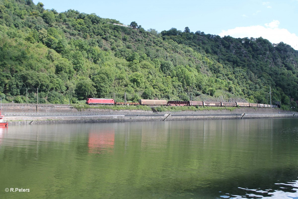 185 346-4 hat den Loreley Tunnel mit einem gemischten Güterzug verlassen und erreicht gleich St. Goarshausen. 16.07.14