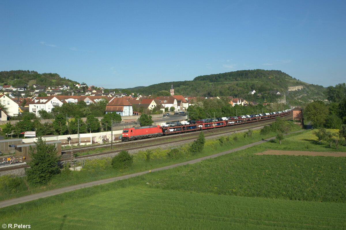 185 346-4 zieht mit einem Autotransportzug durch Retzbach-Zellingen. 11.05.24