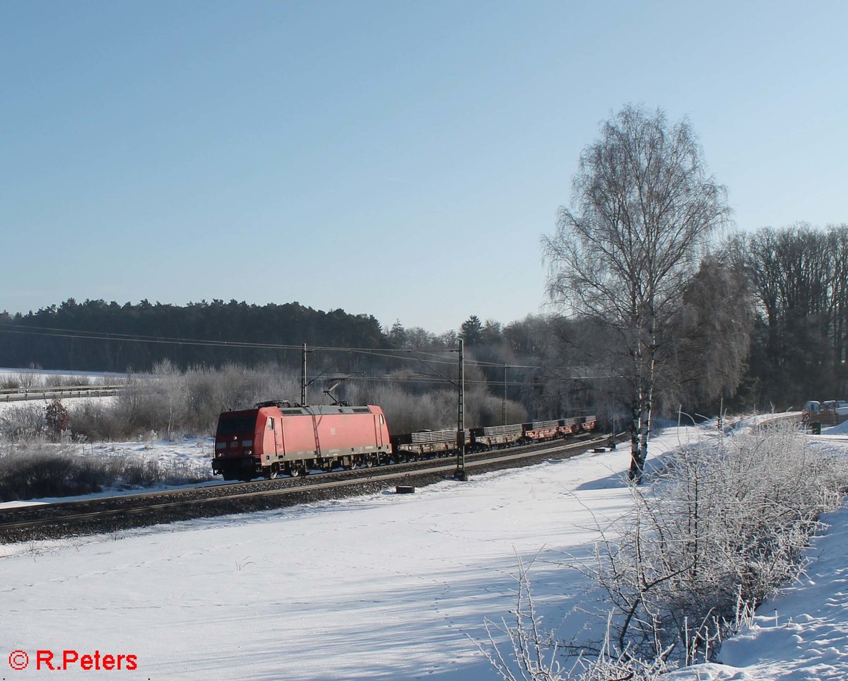 185 348-0 zieht bei Sinsgrün ein Stahlbansenzug. 19.01.17